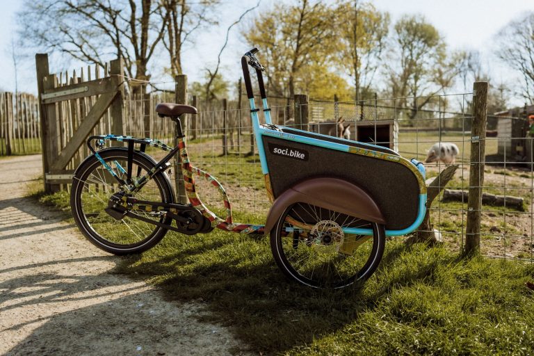 Maarten Vet beschildert SociBike kunstfiets