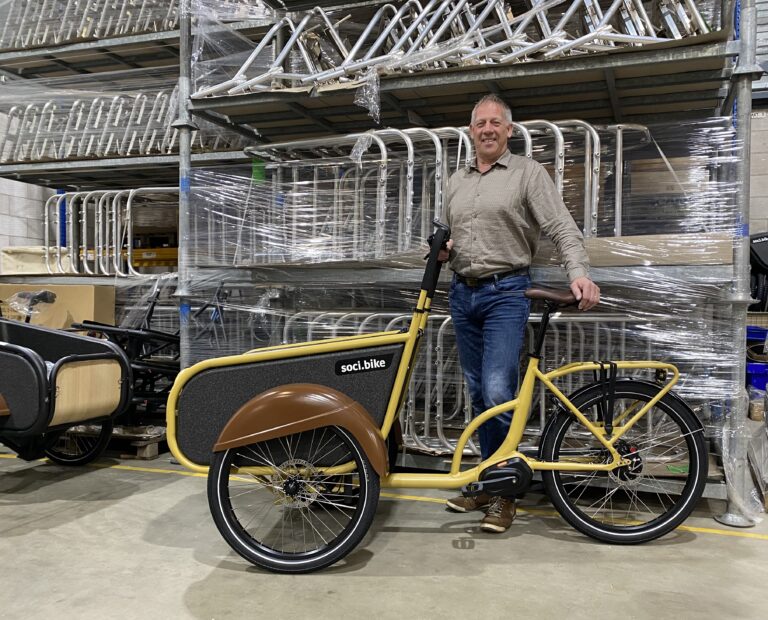 Peter Schouten met SociBike Compact in werkplaats