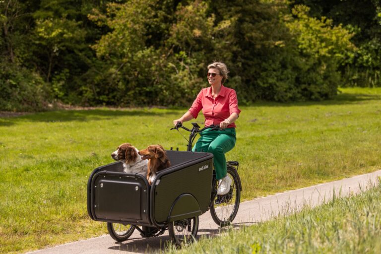 SociBike Family met twee honden in de bak