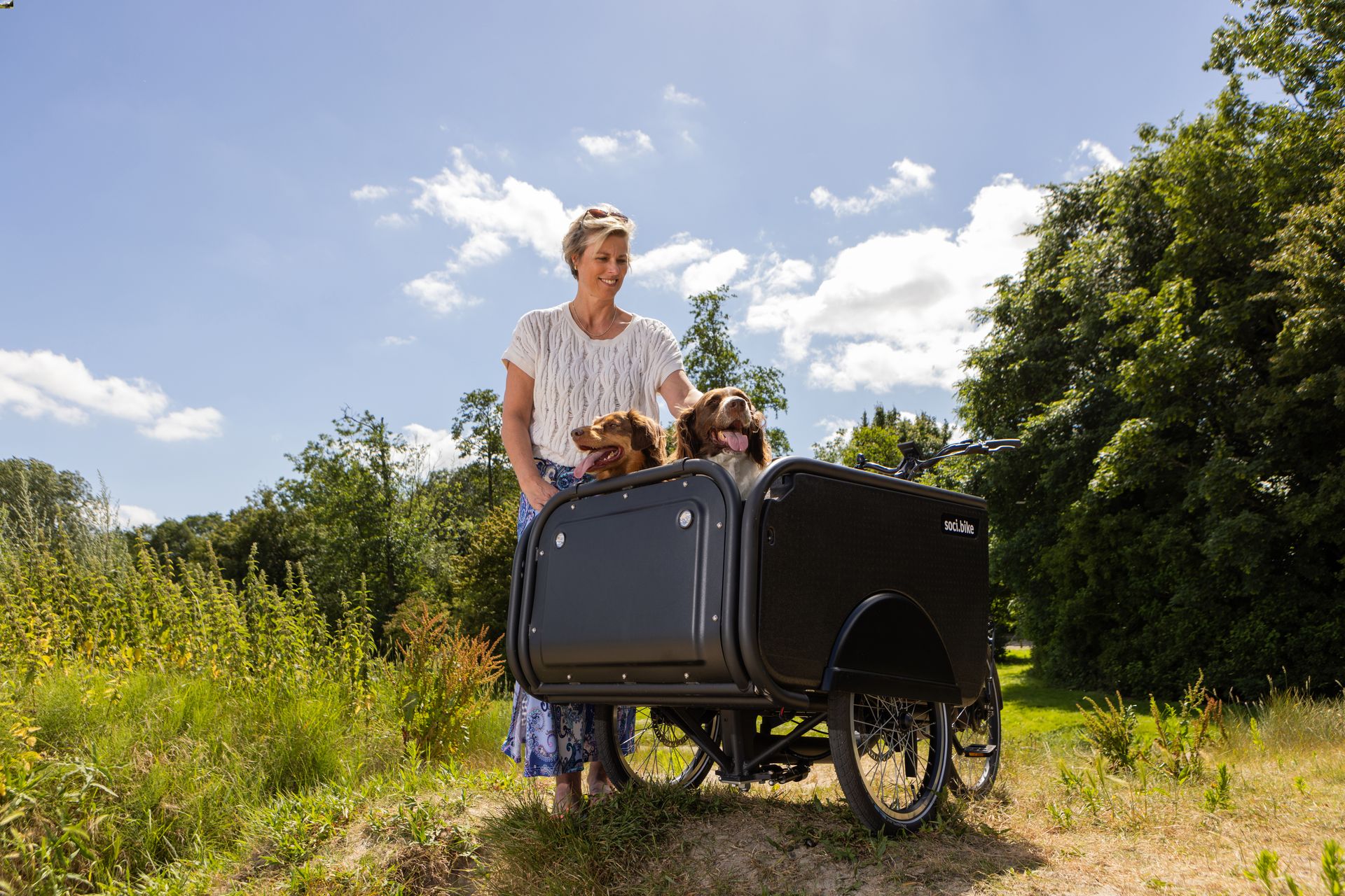 SociBike Family met twee honden in de bak