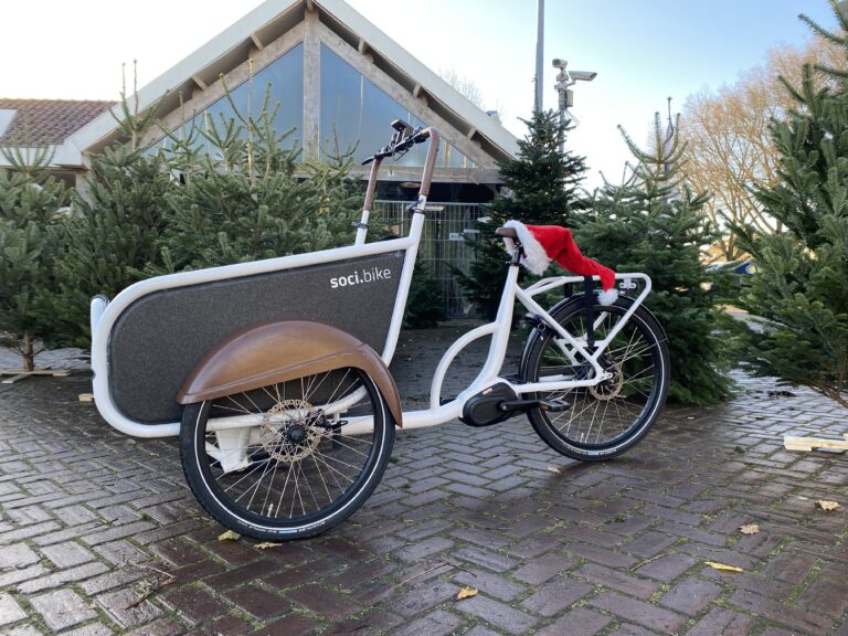 SociBike met kerstmuts en bomen