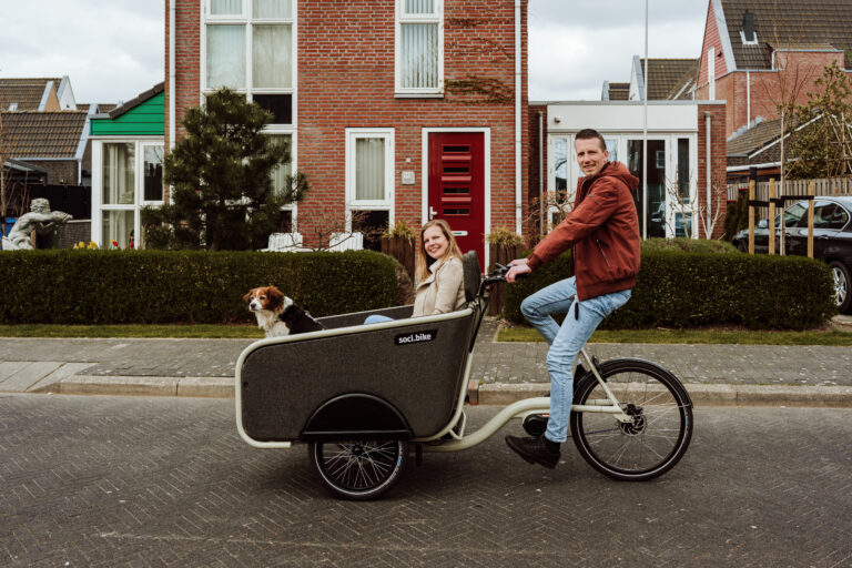 SociBike Family met man op de fiets en vrouw en hond in de bak